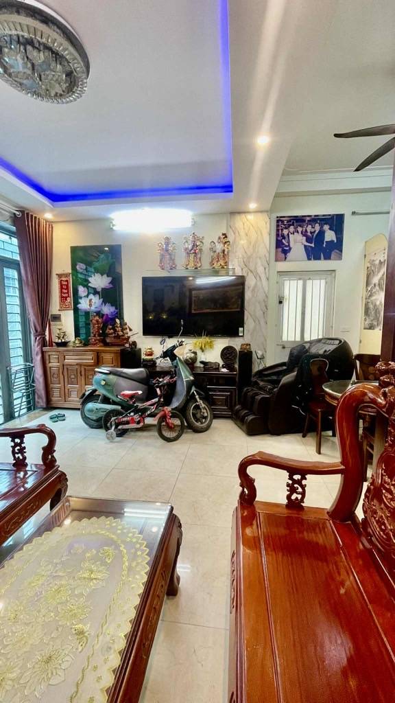 Bán nhà Bát Khối, Long Biên, 4 tầng, 37m2, giá 5,75 tỷ, lô góc, ô tô VF3 đỗ cửa